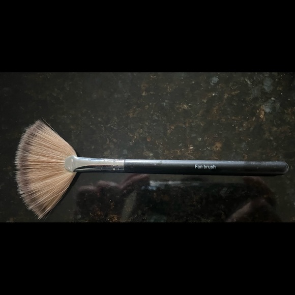 Younique Other - NEW!!!Younique fan brush